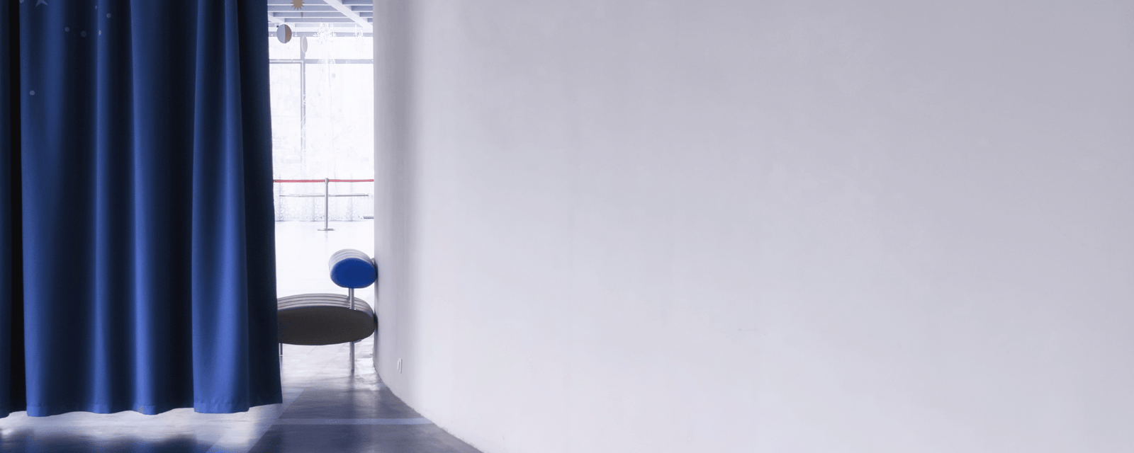 Ein stilvoller Raumteiler-Vorhang trennt den Raum optimal und verleiht ihm gleichzeitig eine harmonische Optik