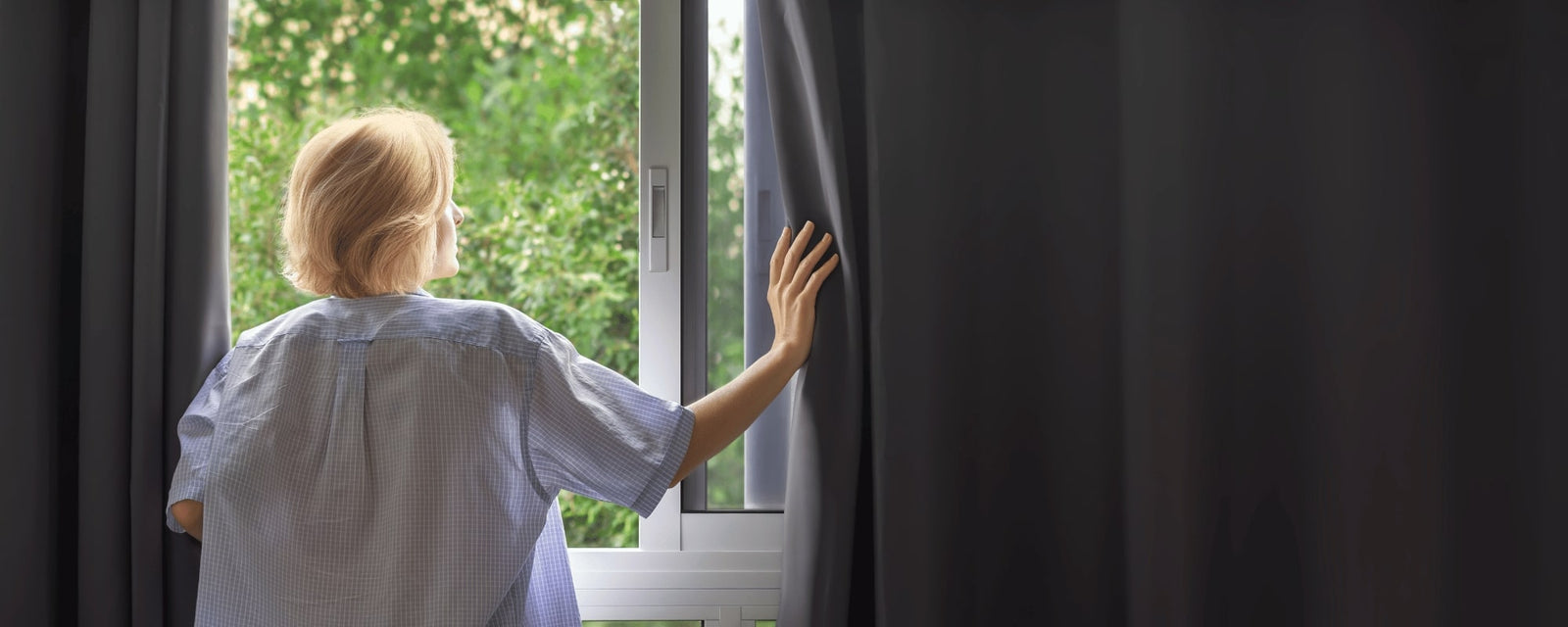 Unser optimierten Lichtschutz-Vorhänge mit eingenähten Gleitern sind die perfekte und hochwertige Sonnenschutzlösung – optimal fürs Schlafzimmer und alle Räume die blick- und lichtdicht sein sollen.