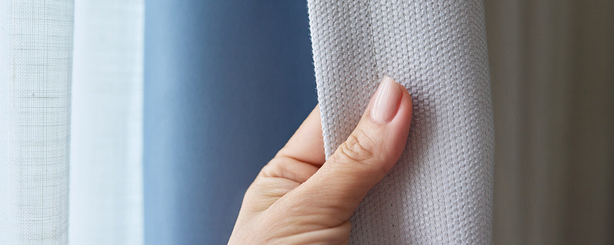 Erfahre hier in unserem Blogartikel alles über die verschiedenen Arten von Vorhängen wie Tagvorhang, Verdunkelungsvorhang & Co. für die Wahl des idealen Vorhangtyps