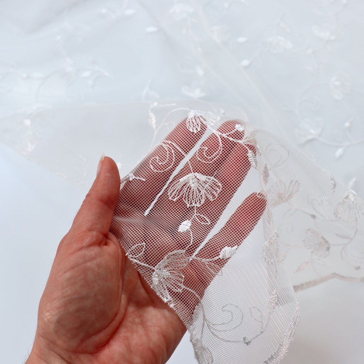 Le rideau quotidien "broderie" connaît Pamela