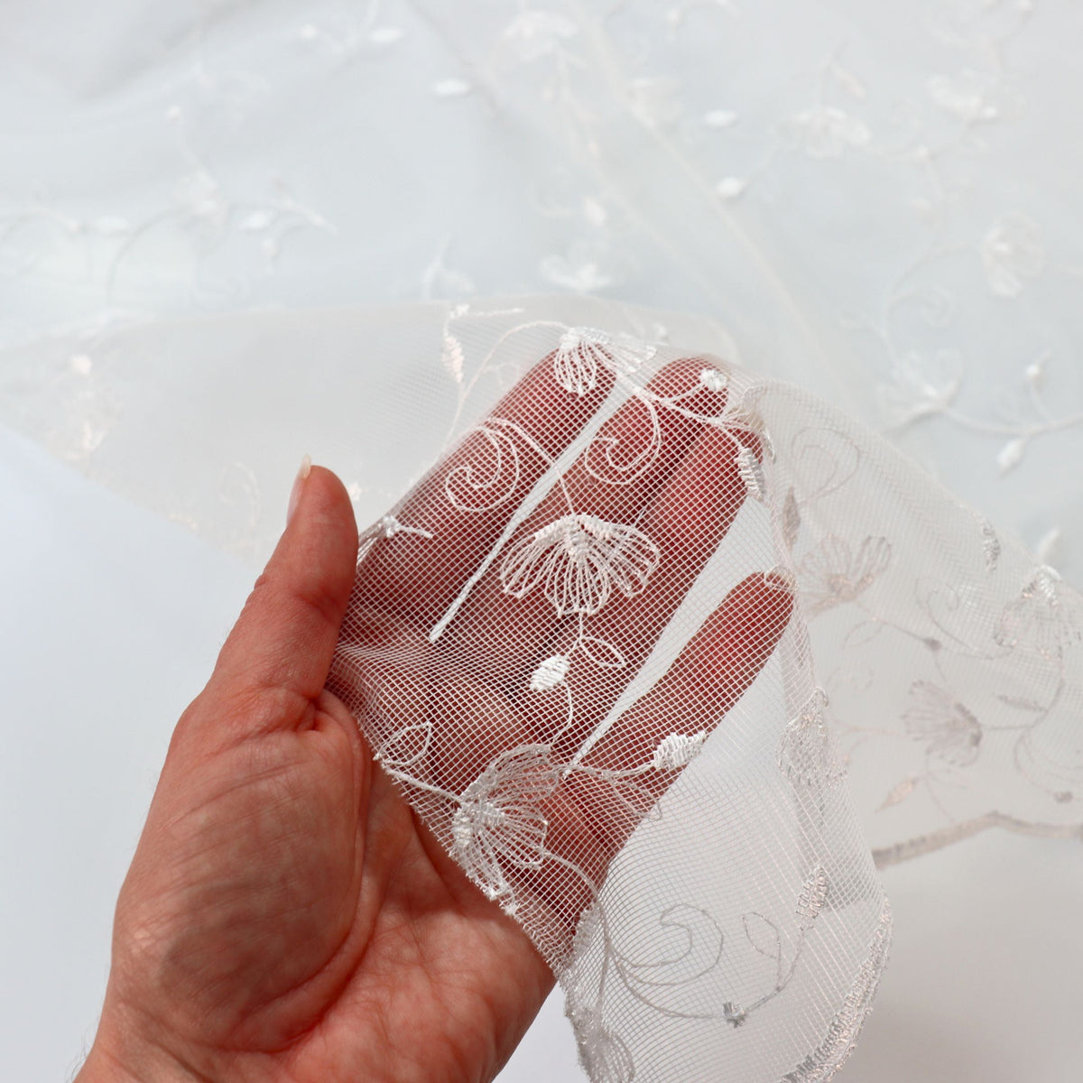 Rideau quotidien "broderie" hors blanc pamela