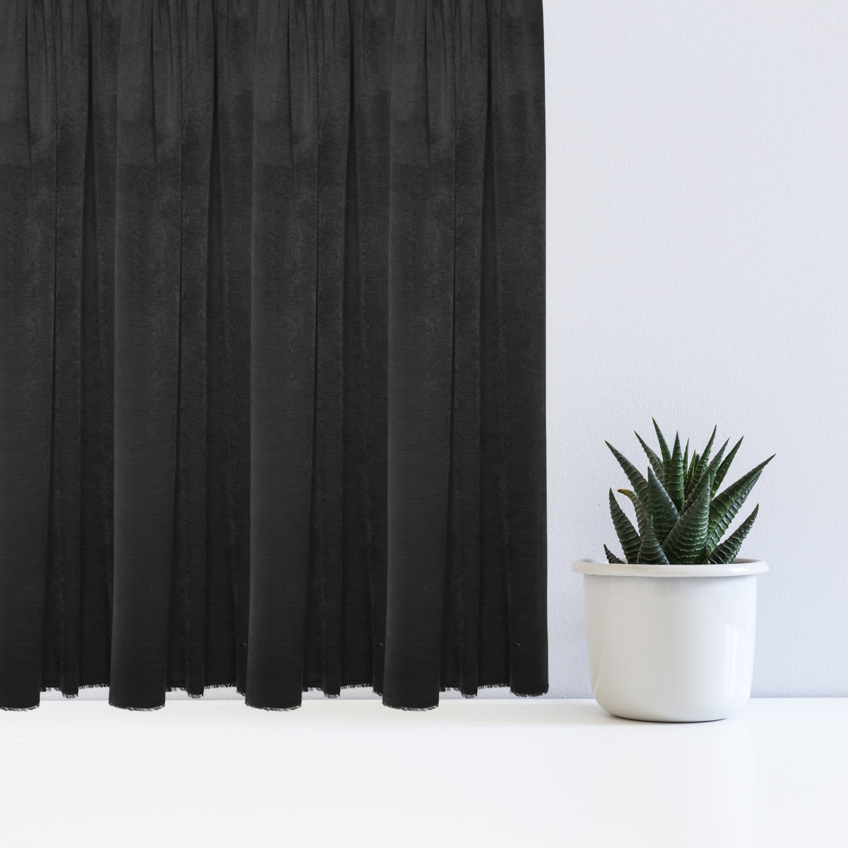 Night curtain black Yeti